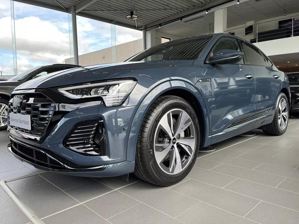 Audi Q8 e-tron blauw